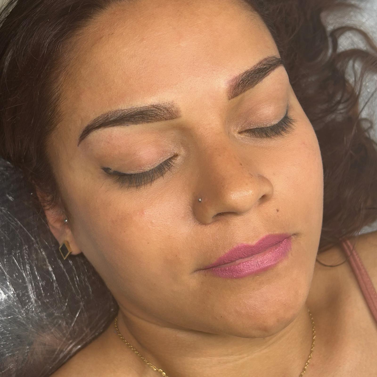Cejas naturales con microblading en Sadelva Valencia