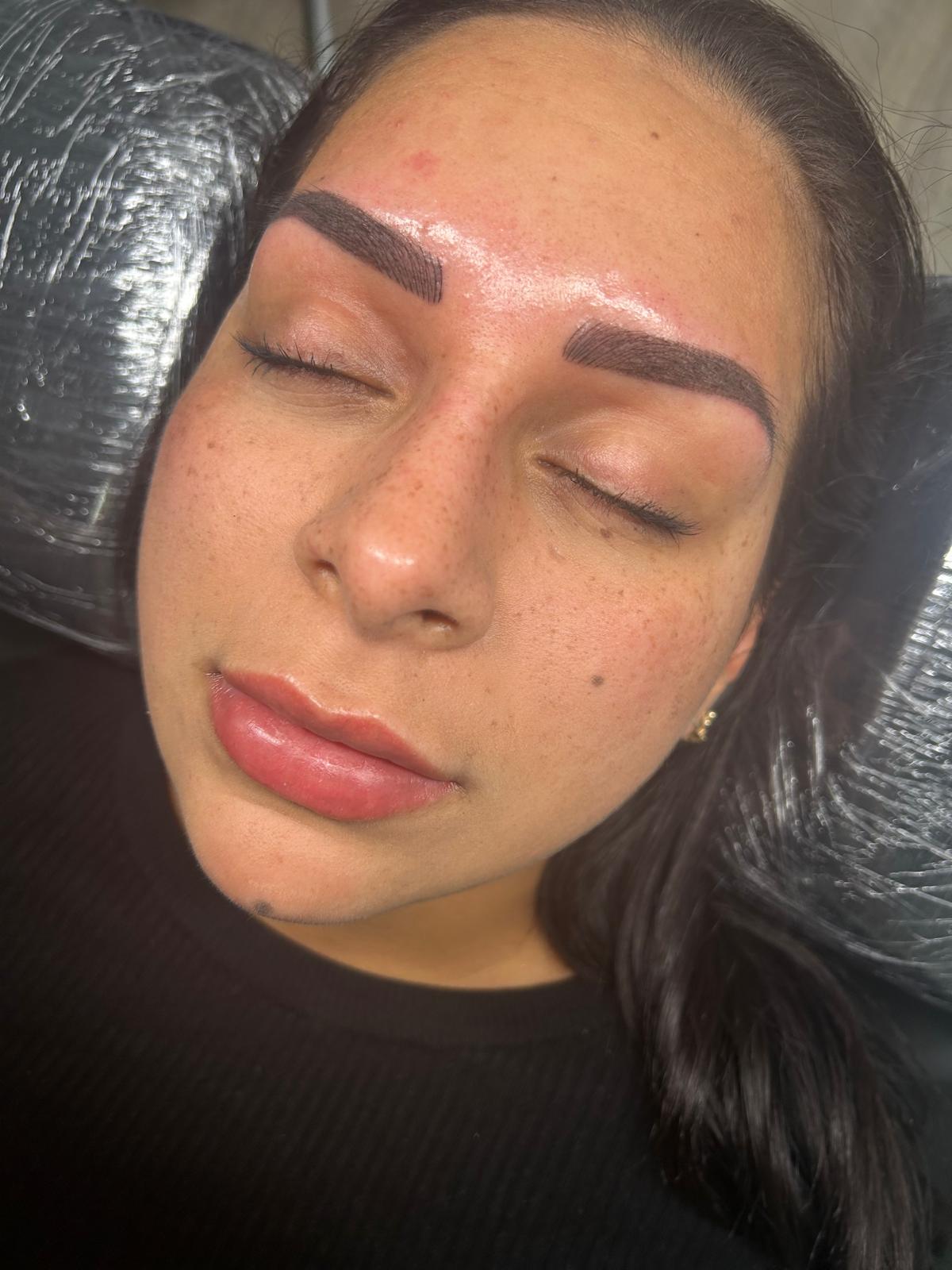 Cejas naturales con microblading en Sadelva Valencia